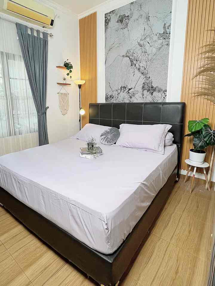 4 Top item dekorasi pembelian terbaru ✨

1. Upvc marmer : selain sebagai pemanis ruangan, upvc marmer ini bikin kesan kamar tidur terlihat mewah. 

2. Sprei hana linen : sprei sebagai tips ampuh utnuk mengganti suasana kamar tidur juga agar kualitas tidur semakin nyaman. 

3. Reed diffuser : agar kamar tidur selalu nyaman, karena keseharian kami banyak menghabiskan waktu di kamar setelah lelah dengan aktivitas, penting banget untuk meletakkan diffuser di kamar agar memberikan kesegaran dan bikin relaks.

4. CCTV : Cctv ini juga penting banget di kamar, ini cctv smart yang bisa ngobrol 2 arah cocok banget buat aku yang punya toddler kembar ketika lagi masak bisa memantau kegiatan mereka di kamar.

Semoga bermanfaat 😊

#SpillProductTag
#4BendaWajibBeli
#SpillLinkShopee
#KamarTidur
#DesainKamarTidur