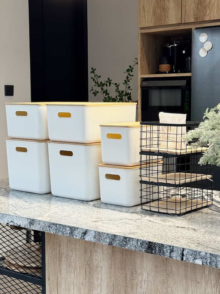 4 Best Buy di bulan ini 

Karena sedang butuh banyak storage, akhirnya aku nambah jenis storage yang kece dan estetik 

Antara lain :
* Moza Storage Black Medium
* Fuji Storage Box Large
* Fuji Storage Box Medium 
* Fuji Storage Box Mini 

Kalo pengen keliatan rapih dan stock terlihat jelas, wajib deh beli storage2 box kayak gini

Semuanya untuk stock di area kitchen agar didalam lemari tidak berantakan 

#bumitimi #spillproducttag #4bendawajibbeli #spilllinkshopee #kitchenarea #storagebox 