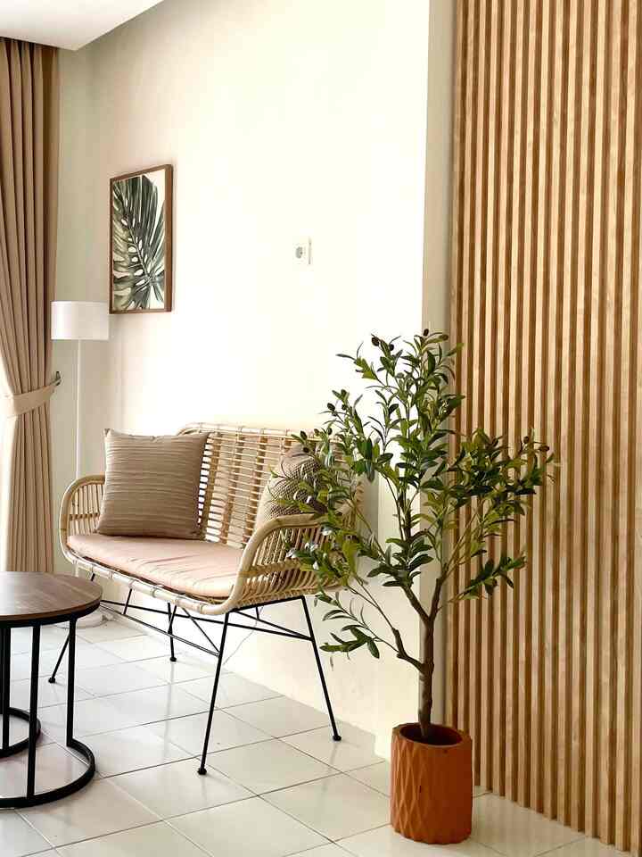Salah satu ruangan estetik di rumah cicin yaitu ruang tamu, dengan pemilihan kursi rottan yang dipadu dengan kaki besi hitam memberikan nilai tambah estetik pada ruangan ini. 
Adapun penambahan dekorasi olive tree dengan back ground wall panel juga memberikan kesan estetik dan teduh sehingga membuat penghuni rumah merasa nyaman dan fresh saat pandangan tertuju ke ruangan ini. 

#BTNAOS8
