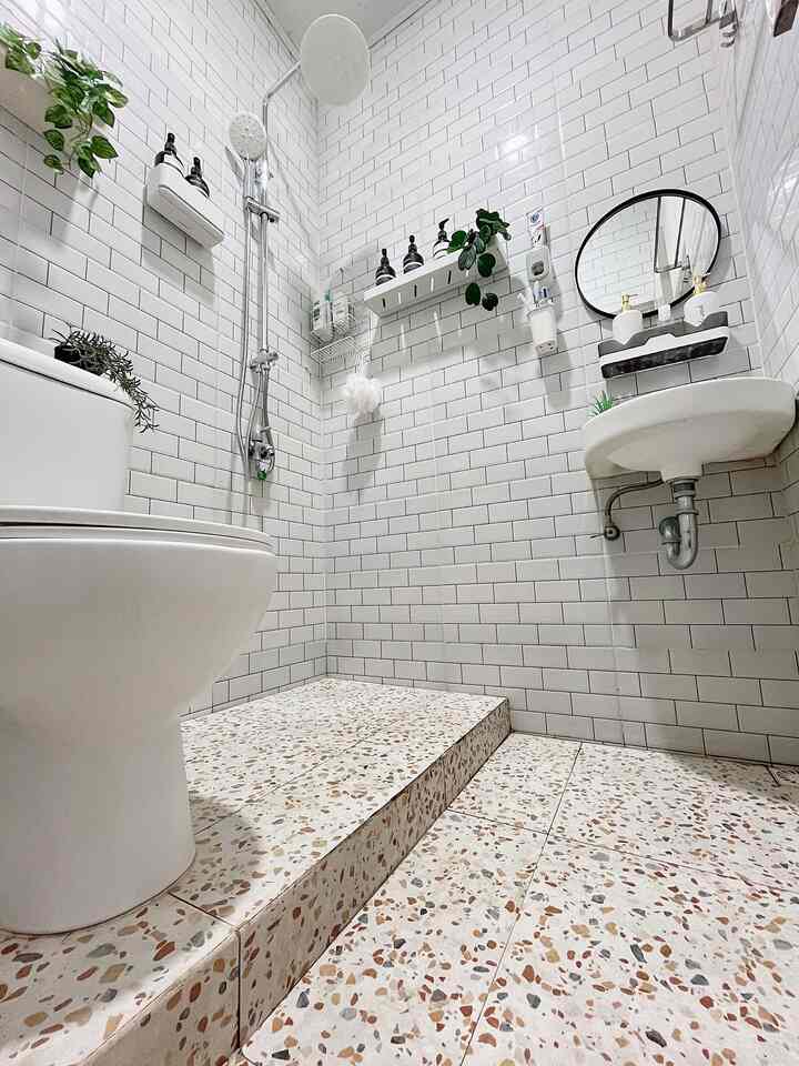 Spill kamar mandi mungil ✨

Kamar mandi ini berukuran 1,5 x 1,5 m tidak luas namun cukup untuk ukuran rumah kami yang minimalis.

Untuk lantai nya kami menggunakan keramik terazzo berukuran 50x50 cm dengam keramik dinding motif bata putih ukuran 20x40 cm.

Kami menggunakan shower di kamar mandi ini agar memberikan kesan luas untuk menghemat space, kami juga memberikan cermin agar memberikan kesan luas.

Semoga menginspirasi😊

#KamarMandiMungil
#IdeKamarMandi
#KamarMandiEstetik
#DesainKamarMandi
#SpillKamarMandi