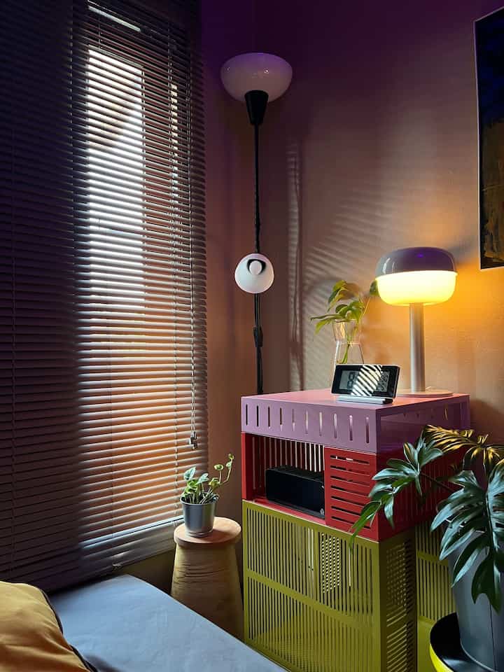 Dalam 1 bulan kebelakang ada 4 item baru  untuk mengisi kamar atap:

1. Rak Tessamans: Rak warna-warni ini adalah hasil kolaborasi IKEA dengan duo desainer RAW Color. Kombinasi warna-warni ini membuat suasana di kamar atap semakin berwarna. Selain desainnya yang cantik, rak ini berfungsi untuk menyimpan barang-barang dan item dekorasi di kamar atap.

2. Pot mini: pot mini dari IKEA ini terbuat dari bahan baja galvanis yang memberikan kesan lucu dan minimalis. Warna metalik dan bentuknya yang sederhana membuat tanaman tampak semakin cantik. Pot ini tidak hanya fungsional tetapi juga estetis, menambah elemen dekoratif yang menarik ke sudut ruangan.

3. Lampu Blasverk: Gift dari short video contest ambassador yang diadakan oleh O!House Indonesia ini merupakan lampu dari IKEA yang warnanya senada dengan kamar atap. Desainnya yang unik memberikan sentuhan yang estetis yang menarik.

4. Karpet: Karpet dari Objet round studio yang memiliki pola garis hijau dan putih ini memberikan sentuhan warna tambahan pada dekorasi di kamar

#SpillProductTag
#4BendaWajibBeli
#SpillLinkShopee
#KamarAesthetic
#ItemDekorasi
#DekorasiKamar