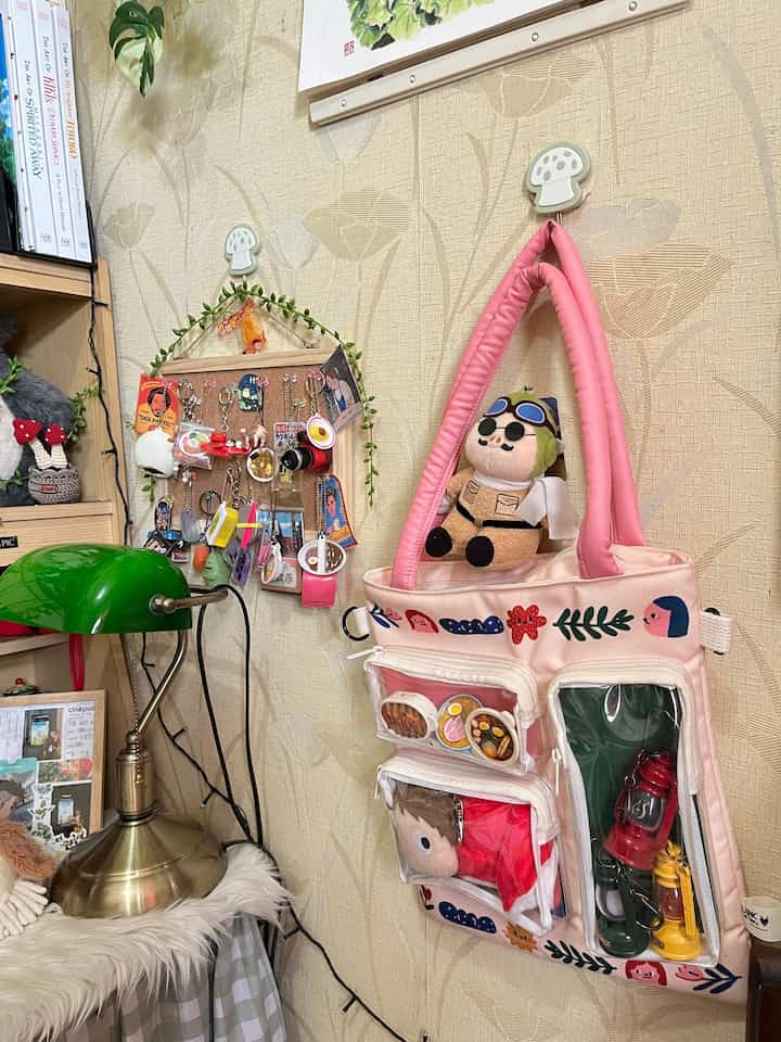 ✨New Ghibli Room Decor✨

Ada beberapa barang yang baru dan ada juga yang quantity barang yang sudah ada di kamar ku tambah lagi biar suasananya makin terasa nyaman.

1. Trinkets Totebag
Selain jadi tas yang konsepnya versatile, aku suka menggantung trinkets dalam totebag ini untuk penambah dekorasi sudut kamar. 

2. Arrietty Keychain
Handmade keychain berbentuk Arrietty ini bentuknya simpel tapi gemesin. Pas banget aku biarkan menggantung di artificial plants.

3. Artificial Plants
Aku membeli baru dekorasi artificial plants dari IKEA supaya kesannya lebih homey.

4. Cork board. 
Saking bertambah banyaknya food trinkets yang kupunya, aku juga menambahkan cork board. 

#SpillProductTag
#4BendaWajibBeli
#SpillLinkShopee
#SpillLinkTokped
#KamarTidur
#RuangBelajar
#KamarBermain
#DekorasiKamar