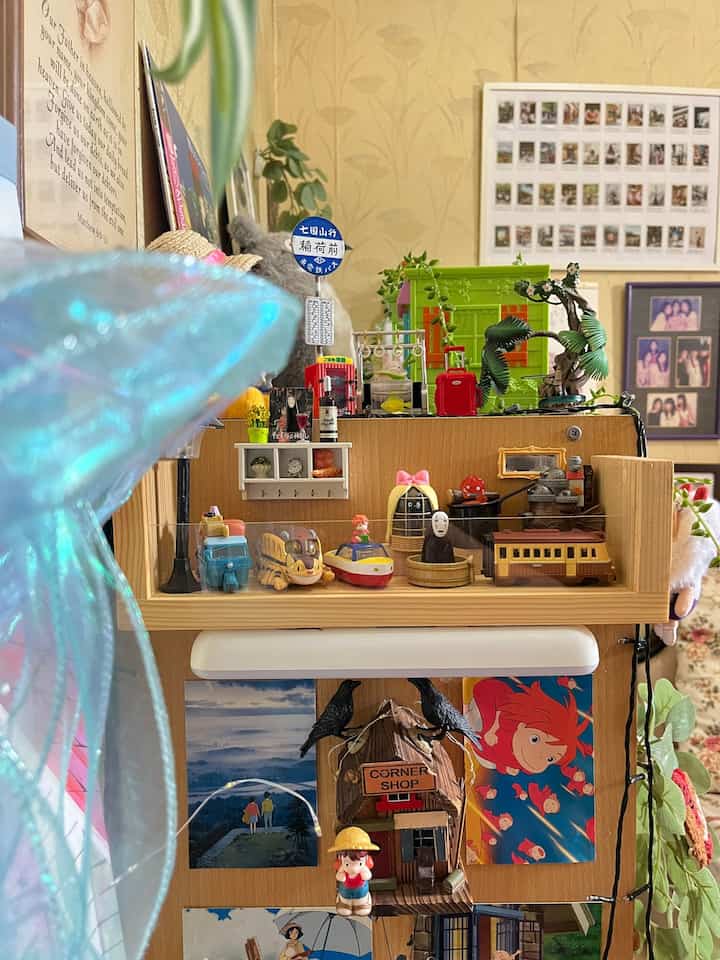 ✨For The Love of Trinkets✨

Salah satu pojok favorit di kamar yaitu tempat ku meletakkan berbagai trinkets favorit. Termasuk koleksi Tomica Dream edisi Studio Ghibli yang menghiasi sudut ruangan. 

#KamarBermain
#DekorasiKamar
#DekorasiSatuKamar
#RakMainan
#RakKayu
#Japandi