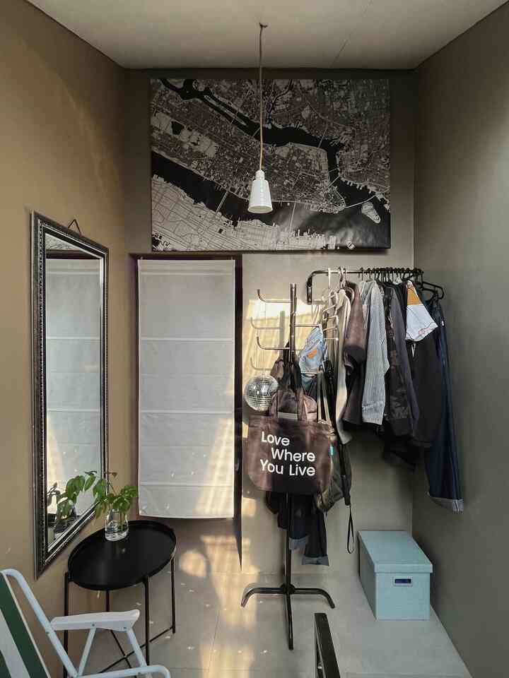 New Setup

Di bagian koridor tangga yang awalnya hanya memiliki satu gantungan baju, kini telah ditambahkan gantungan baju lain. Gantungan baju ini bisa di adjust, sehingga memungkinkan penambahan gantungan lain untuk menyimpan pakaian di area ini.

#KoridorTangga
#Wardobe
#TempatPakaian
#gantunganruangganti 
#penyimpananpakaian 