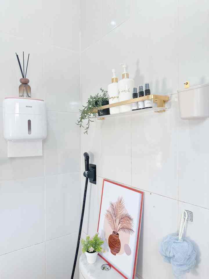 ── 4 barang dekoratif pembelian di bulan ini ── 

✦ Bathroom 
✨ Rak akrilik, yang memiliki look aesthetic dan bahannya kokoh 
✨Tempat tisu toilet, yang memiliki storage sehingga bisa digunakan untuk penyimpanan barang-barang dan membuat kamar mandi lebih rapih

✦ Dapur
✨ Storage berbahan kayu, looknya aesthetic dan senada dengan dapur, bahannya kokoh, membuat dapur lebih rapih

✨Tempat bumbu yang seragam membuat look dapur lebih rapih dan tertata 

#SpillProductTag #4BendaWajibBeli #SpillLinkShopee