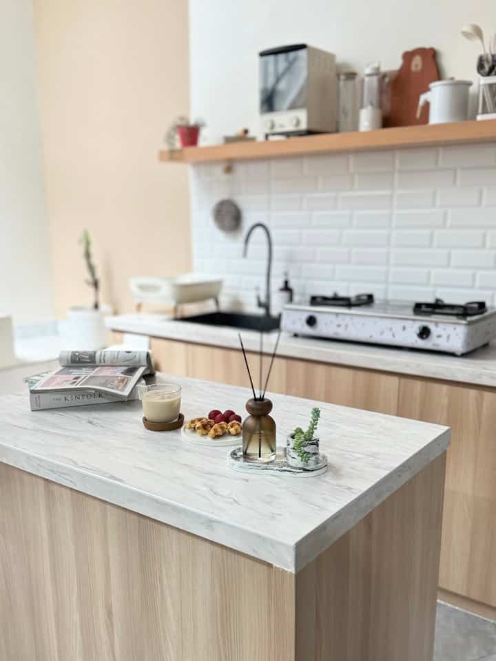 Coffee time on weekends ☕️

Weekends don't mean they're unproductive.
Every weekend I usually deep clean certain areas, for example the bedroom, bathroom or kitchen.
This week the schedule is cleaning the kitchen area and after finishing cleaning up you will be most refreshed and enjoy iced coffee with milk with snacks 🤗


#CoffeeTime
#CoffeeBreak
#MinimalistKitchen
#KitchenInline 
#Minimalist Kitchen
#KitchenInspiration
#AestheticKitchen
#HomeLiving