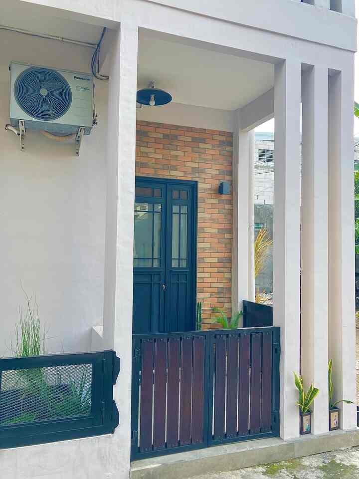 Hai teman-teman, yang baru kenal Roemah Pakal yuk Room tour Roemah Pakal lantai 1 versi foto 😍

Ini adalah ruangan-ruangan yang ada di lantai 1 Roemah Pakal

Dimulai dari teras rumah, yup kita ga punya halaman yak cukup teras dan taman kecil, untuk garasi terletak di belakang rumah kebetulan posisi rumah kami hook

Kemudian ruang tamu sederhana, yang dilengkapi dengan sofa bench dan meja kotak diberi oleh ortu kami

Ada ruang santai yang dilengkapi sofa bed3 seater, ini tempat ku dan suami bercengkrama dan spot paporit suami untuk maen game, kerja sampe ketiduran 😂

Kemudian keliatan yak dari ruang tamu , dapur sederhana kami

Sekian room tour singkat nya, kalau ada yang mau ditanyakan feel free aja untuk coment thanks 😍

#Rumah #rumahindustrial #industrialdesign #industrial #roomtour #homedecor #rumahperkampungan 
