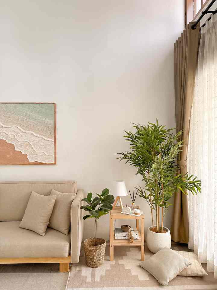 Hallo tetangga O!House 
Ada beberapa item baru ni di keinahouse, yang paling ketara pasti sofa nya kan, sebelumnya aku pakai produk informa, sofa L warna coklat. Ini dia beberapa list terbaru di rumah kami 😊😊

1. Sofa japandi yang kami custom langsung dari jepara, dengan bahan utama kayu jati jepara
2. Bambu artificial untuk menambah kesan japandi di living room kami
3. Ada lukisan tekstur bertema pantai, ini kami custom juga, sayang nya ga ada di marketplace 😬
4. Table lamp dengan kap putih dan kaki kayu, kalo malem hari paling suka nyalain table lamp ini karena cahaya nya yang warm. 
5. Beberapa storage di dapur yang selain menambah ke estetikan juga sangat berguna untuk menyimpan keperluan dapur supaya lebih rapi. 

#SpillProdukTag
#4BendaWajibBeli
#SpillLinkShopee
#Livingroom
#Kitchen
#dekorasiruangtamu 
#dekorasidapur 