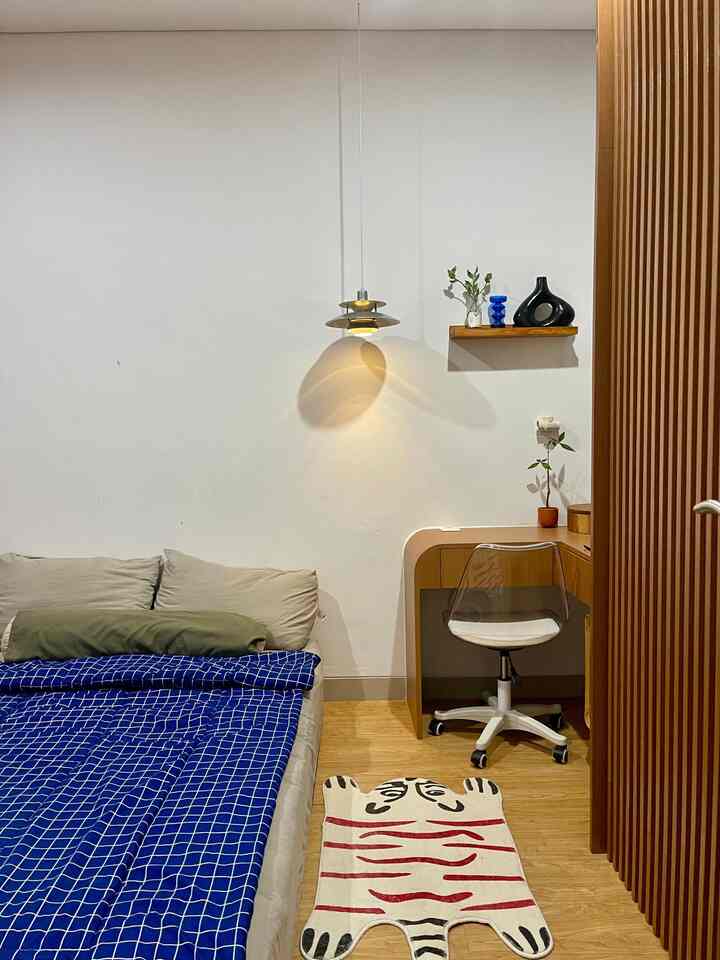 Master bed room Update

Kali ini menambah selimut / bedcover motif kotak warna biru navy yg lumayan vibrant. Supaya bisa menambah color pallet terutama warna biru yg sebelumnya sudah ada di dekorasi ambalan dinding yaitu vas kaca. Ternyata cocok juga kalau di match dgn gorden terracotanya. Kontras namun tetap match menurutku. Lalu rug / karpet mini yg dulunya di living room dipindah ke master bed room. Semoga kedepanya bs nambah dekorasi wall art yg cocok di atas kasur dan headboard estetik 🙌

#masterbedroom #bedcovernavy #dekorasikamar #roomcolorpallete #kamartidur 
