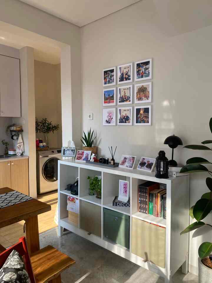 Dalam proses mengisi dekorasi di rumah ada beberapa item yang best buy bangets di beli di beberapa bulan terakhir ini

Kami mencetak foto lalu di frame , menurut kami ini menjadi  sudut penuh memorry 

Kami membeli lampu meja dekorasi , ini menjadi sangat menarik karna bentuk nya yg seperti jamur dan berwarna hitam sehingga menjadi titik perhatian

Kami membeli lentera hitam , ini menjadi hiasa dekorasi rumah yang kami sesuaikan dengan tema yang ada dirumha

Dummybook , ini adalah dekorasi pemanis sebagai hiasa yang membuat ruang atau sudut menjadi estetik 

Semoga bermanfaat

#spillproducttag
#4bendawajibbeli
#spilllinkshopee
#segehouse