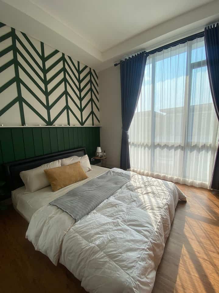 Kmar tidur utama yang menghadap barat , jadi sinar matahari dari siang menuju sore sangat full mengisi ruang kamar utama 

Sehingga ini membuat efek bayangan yang yang estetik

Kamar utama kami hanya isi dengan hiasa wall batten berwarna hijau , sebagai sentral saat masuk ke dalam kamar

#inspirasikamar
#dekorasikamar
#kamarutama
#segehouse
#interiorkamar