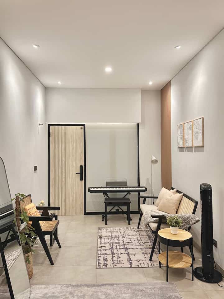 Spill 4 item terbaru favoritku dirumah ✨✨✨
1. Kursi 2 seater dari Brewsuniq, dengan warna hitam kombinasi rotan bikin ruangan makin estetik
2. Sarung bantal sofa dari Kutsurogi, bahannya tebal dan estetik
3. Throw blanket dari Kreea, handmade dan bahannya 100% cotton yang nyaman banget
4. Meja samping dari Informa, bentuknya lucu gan compact banget serasi dengan tema warna dirumah.

#SpillProductTag
#4BendaWajibBeli
#SpillLinkShopee
#SpillProdukDirumah
#Homedecor
#Homestyling
#ModernIndustrial
#RumahHariIni 
