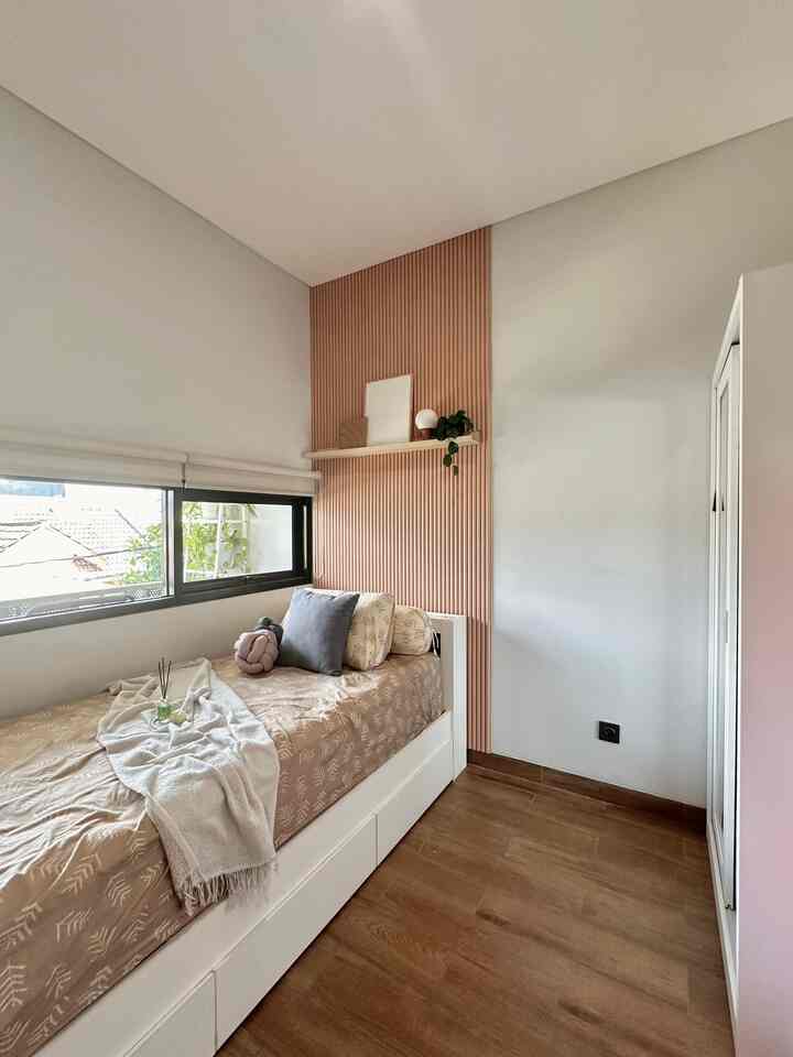 Menambahkan wallpanel di kamar anak, bikin vibes kamar jadi lebih mewah dan estetik.
Wallpanel yang aku pilih bentuknya setengah lingkaran, ditambah ambalan yang aku beli di IKEA bikin ruang kamar tidur anak jadi lebih manis.
#homestyling
#homedecor
#dekorasikamar
#kamaranak
#kamarestetik
#kamarmungil
#lahanterbatas
#rumahmodern 
#modernindustrial
#homestagram 