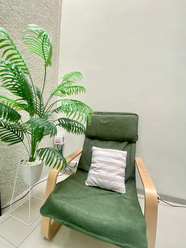 Hai tetangga online, selamat datang di pojok ruang duduk kami.. dengan sarung kursi berwarna hijau menambah kesejukan dan ketenangan saat digunakan untuk bersantai atau membaca buku. 


#iderumah
#Rumah 
#dekorasi rumah
#ideasudutrumah
#houseofchel
#jakarta
