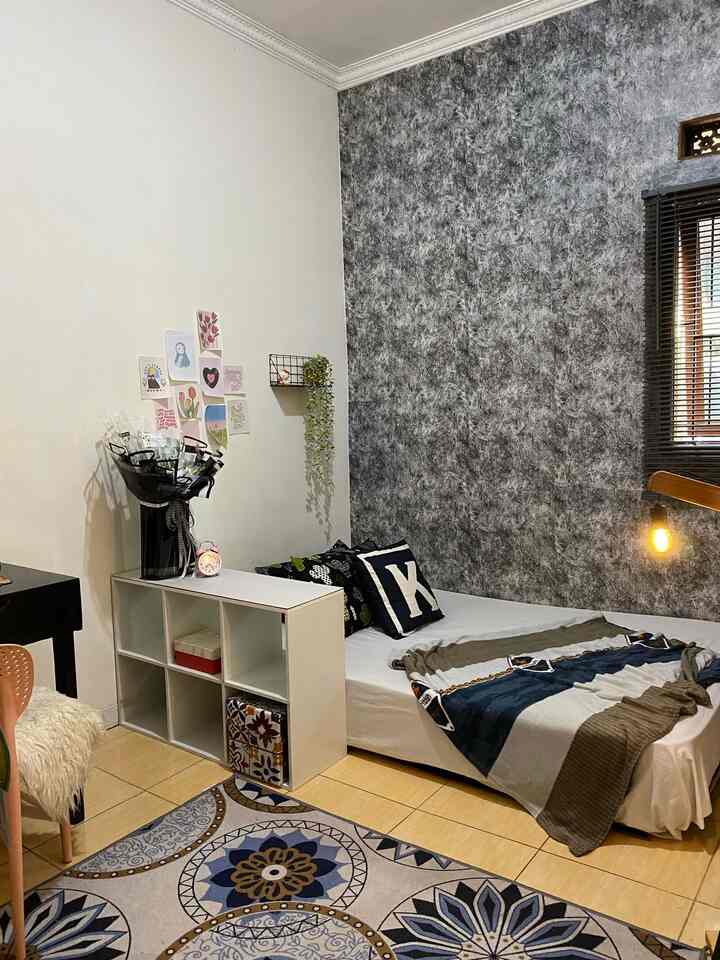 Top 4 must have buat kamar kecil 

Baru-baru ini aku prepare makeover kamar anak
Ukuran kamarnya 3x3 tapi masih bisa terlihat luas dengan beberapa pemilihan dekorasi, aku spill 4 item yaa

1.Rak buku 3 susun harga afrodable under 500k 
2.wallpaper sticker motif industrial under 50k 1rollnya, untuk kamar ini aku habis 3 roll
3.Standing Mirror 
4.Masterspace penyangga Rak dinding lengkap dengan ambalan dan rak sikunya.
menggunakan lemari full tertutup membuat kamar terlihat penuh itu sebabnya dua kamar di bananahome ini menggunakan lemari terbuka seperti khasnya lemari-lemari industrial..

#SpillProductTag
#4BendaWajibBeli
#SpillLinkShopee
#DecorLowBudget
#BananaHome
#RumahTanpaArsitek