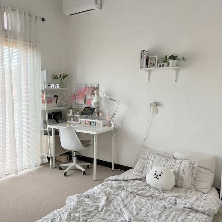 Selamat datang di kamar baruku ♡ 

memutuskan untuk pindah kamar karena saya membutuhkan ruang yang lebih besar untuk barang-barang saya yang menumpuk 

Dari awal saya juga ingin mempunyai kamar yang memiliki jendela besar yang bisa membiarkan cahaya dari luar masuk sehingga ruangan bisa terang + sirkulasi udara lancar. 

Kebetulan di lantai 2 ada kamar kosong, jadi saya putuskan pindah! 

#Kamar tidur
#Inspirasi Kamar Tidur
#Kamar tidur
#InspirasiKamarTidur
#Kamar Minimalis
#IdeDekorKamar

