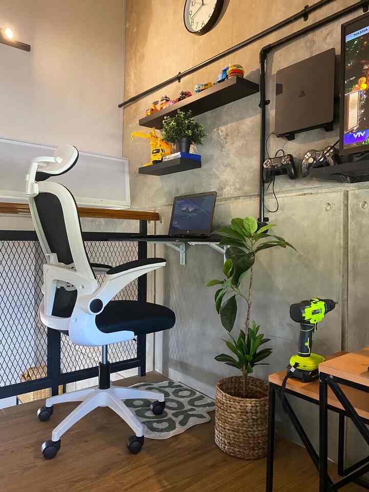 Nah kali ini aku  manfaatin ruang mezanin sebagai ruang kerja yang fungsional. Aku kasih meja lipat di bagian pojokan agar bisa dilipat saat nggak dipakai, jadi ruangan tidak terlihat sempit.  #ruangkerja #ruangbelajar #rumahpedesaan #rumahindustrial #rumahanak 