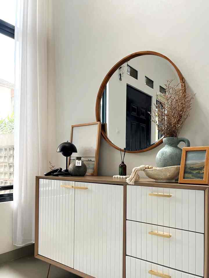 Dekorasi baru di area foyer ✨
Gimana, bagus gaa? kalau kalian lebih suka sebelum atau sesudah ? 🤍

#FoyerArea
#FoyerDecoration
#EntranceDecoration
#MiniMakeOver
#MiniFoyer
#FoyerInspiration 
#FoyerStyle