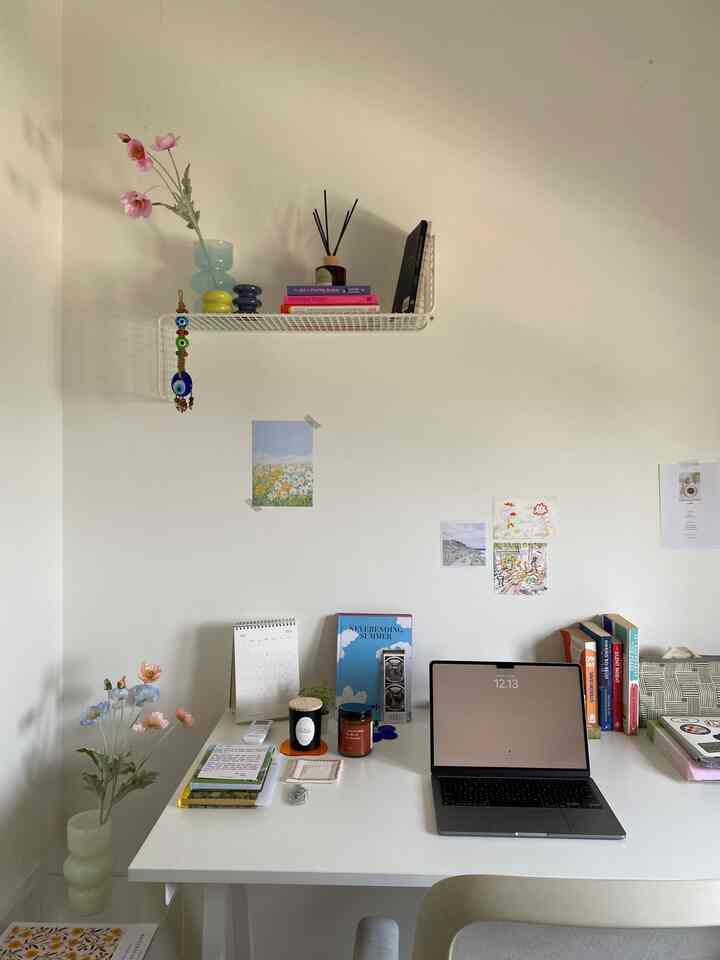 Memperbarui kantor pusat saya sangat menyenangkan! 🎨 Saya membuat pajangan seni dinding dengan mengumpulkan cetakan dari berbagai seniman dan ilustrator. Ini seperti menggunakan dinding sebagai kanvas kreatif saya.

Berikut beberapa tip dekorasi rumah kantor:

1. Gunakan dinding Anda sebagai kanvas - isi dengan cetakan, foto polaroid, atau memorabilia apa pun yang membuat Anda bahagia.

2. Tambahkan hal-hal yang sentimental – hal-hal kecil yang sangat berarti dapat membuat Anda tetap termotivasi dan bersemangat saat bekerja.

3. Atur ruangan Anda - jaga agar tetap rapi dengan pengatur laci, sehingga semuanya mudah ditemukan.

Sentuhan-sentuhan kecil ini membuat ruang kerja saya terasa inspiratif dan pribadi. Bagaimana Anda mendekorasi kantor rumah Anda? 😊

#Dekorasiruangbelajar #dekorasiruangkerja #homeoffice #dekorasimejakerja #dekorasiapartemen #smallapartment 