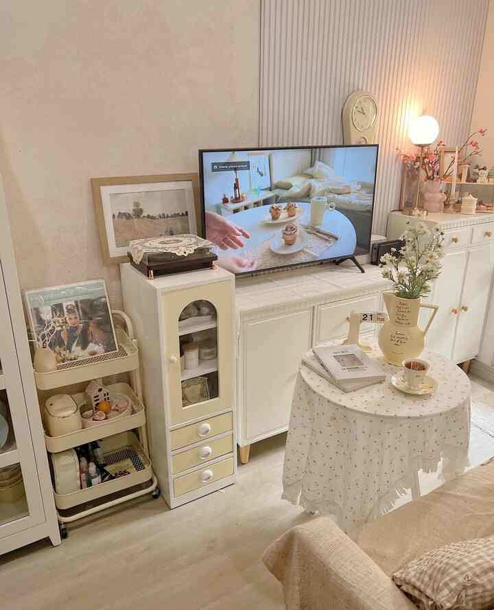 New stuff aesthetic product & music player in SAY Little Home , karna aku suka mendengarkan music dan bersantai ini menjadi pilihan aku untuk bersantai di ruang tamuku #spillproducttag #4bendawajibbeli #spilllinkshopee #livingroom #vinyl #vase #cup #aestheticroom 