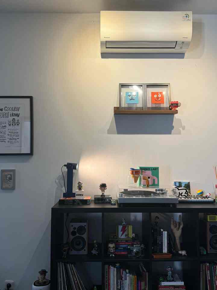 Sebagai suka printilan, yang kita beli tiap bulannya pasti gak jauh-jauh dari printilan. 4 barang di foto ini adalah yang terbaru di #rumabatari; Chako Lab Tea Pot, WSATCC Pink Vinyl Japan Edition, Popmart Molly & KKV bouquet. Yang mana yang paling gemes hayoooo?   #SpillProductTag #4BendaWajibBeli #SpillLinkShopee #knickknacks #printilanrumah #pajanganrumah #vinylrecords #homeoffice
