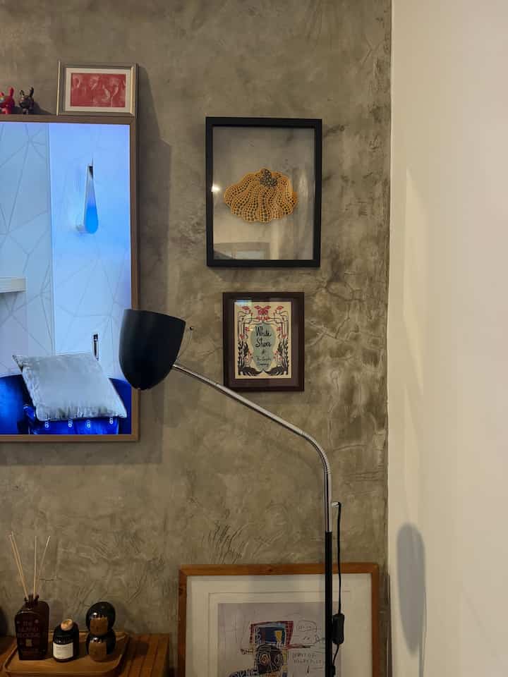 Pojok favorit #rumabatari, tempat di mana biasanya kami membaca buku 🤍 #livingroom #inspirasilivingroom #interiorstudio #interiorruangtv #ruangtv #midcentury #areaberkumpulkeluarga #ruangkeluarga