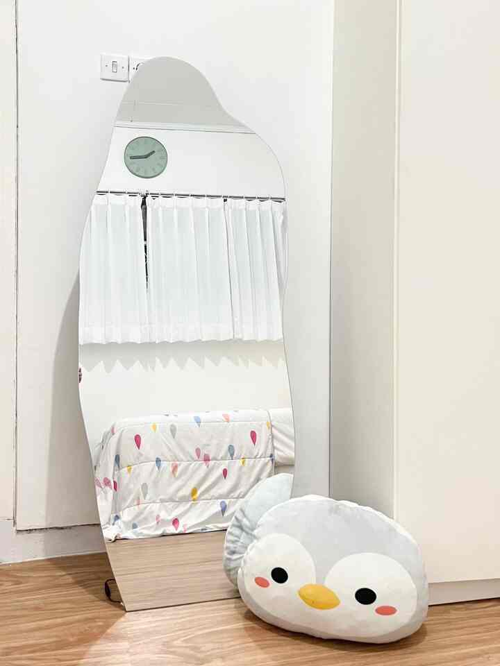 Best Purchase this Month! 😆👀

1. Cermin Standing Hype Irreguler
alasanku buat milih cermin ini adalah dari segi bentuk dia udah super aesthetic karna kebanyakan cermin biasanya bentuknya tegak lurus, jadi karena unik. i choose this mirror for rumahanind ♡

2. Wall Decor
karna di kamarku udah banyak poster, aku mau ngasih sentuhan baru buat dinding kamarku yg masih terkesan ‘polos’, meskipun aku taruh di rak tapi dia ngasih nuansa cerah dan hidup disana, biar ga terlalu sepi ˃ᴗ˂

3. Lampu Putih
setelah bingung nakas ini dekor kayak gimana dan akhirnya kepikiran buat ngasih lampu, meskipun warnanya putih tapi dikasih pita jadi lebih keliatan cantik buat di hias dan disandingin sama perintilan yg lain yg super cutie ✿

4. Tempat Tisu
super unik, dari packagingnya dan motifnya, langsung tertarik buat beli karena lagi-lagi motifnya dengan dasar putih dan ada bunga warna-warninya jadi ngasih kesan lebih hidup lagi di meja belajarku •⩊•

#SpillProductTag #4BendaWajibBeli #SpillLinkShopee #BarangAesthetic #RoomDecor #RoomInspo