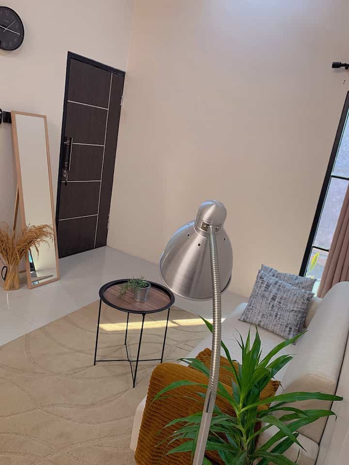 Livingroom Update🛋️✨

Akhirnya, update tentang ruang tamu kami yang sudah lama tidak diposting! Senang sekali bisa berbagi suasana baru yang nyaman dan cozy ini. 💛✨ #LivingRoomUpdate 
#HomeSweetHome
#MinimalistHome 
#RumahMinimalis 
#HomeDecor 
#HomeStyle 
#RuangTamu