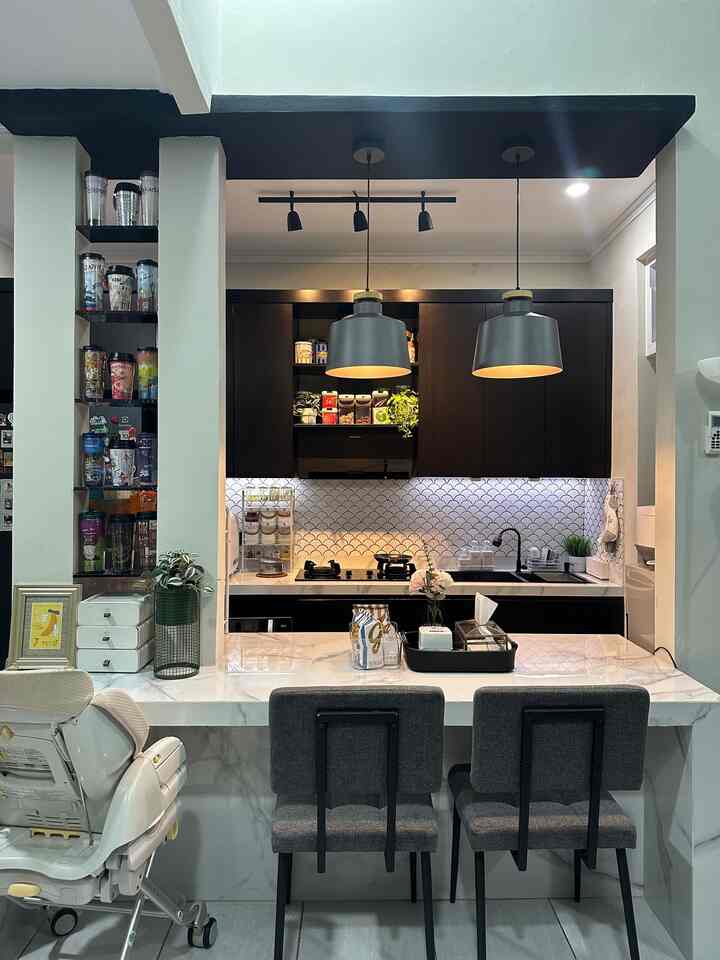 • Top 4 Pembelian Bulan Ini •

Hello O!House friends, top 4 item yang aku beli akhir-akhir ini:
- Pot Arthome hijau berbentuk wiremesh grid yang aku pasangkan dengan tanaman artificial Fejka dari Ikea;
- Tanaman artificial rumput yang aku letakkan di dekat kitchen sink agar sudut ini terlihat lebih fresh;
- Organizer kulkas transparan bahan akrilik yang aku jadikan wadah snack sementara; dan
- Organizer besar putih dengan bentuk unik seperti tempat roti, aku gunakan sebagai tempat kaleng selai, SKM, botol kecap, botol saus, stok teh tubruk, dll sehingga sudut dapur tidak berantakan..

#SpillProductTag
#4BendaWajibBeli
#SpillLinkShopee
#KitchenDining
#CompactHouse