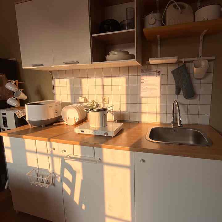 Dapur kami ketika sore hari, natural light dari pintu kaca lipat membuat ambience dapur dan meja makan lebih hangat dengan shadow yang cantik. Pintu kaca menghadap timur jadi ketika sore hari cahaya darisini lebih orange dibanding pagi hari. 

#naturallight
#cahayamataharidirumah
#soredirumah
#kitchensetikea
#kitchensetjapandi
#diningsetikea
#diningsetjapandi
#homesweethome