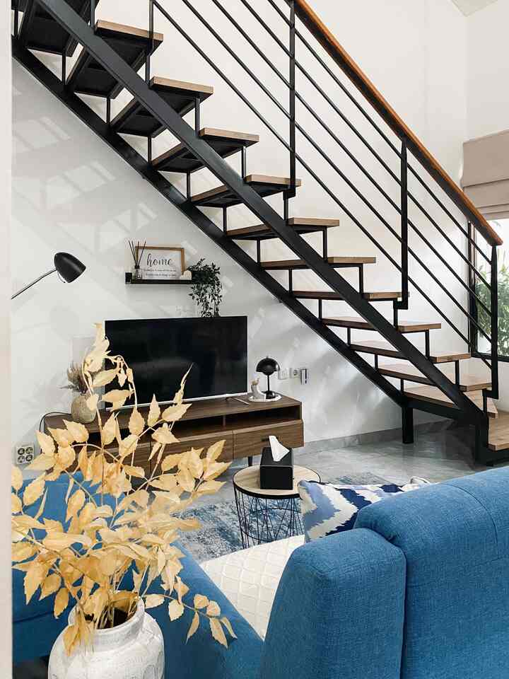 Kami memanfaatkan area bawah tangga untuk dijadikan sebagai TV Corner yang sekaligus Living Room di rumah kami.
Agar tidak terkesan sepi, kami tambahkan beberapa item dekorasi di area ini.
1. Tanaman artificial juntai ikea
2. Throw blanket broken white
3. Vase bunga & daun artificial
4. Best purchase adalah karpet abstract warna blue-grey yang senada dengan warna sofa.

Semua item dekorasi ini kami beli secara online di marketplace. Sebelum membeli, tentu kami mencari beberapa referensi dekorasi di aplikasi Ohouse.
Sekarang living room terlihat lebih estetik dari sebelumnya ✨

#SpillProductTag #4BendaWajibBeli #SpillLinkShopee #dekorasiruangtamu #livingroom #japandiindustrial #dekorasirumah #dekorasimurah #mezzanine 