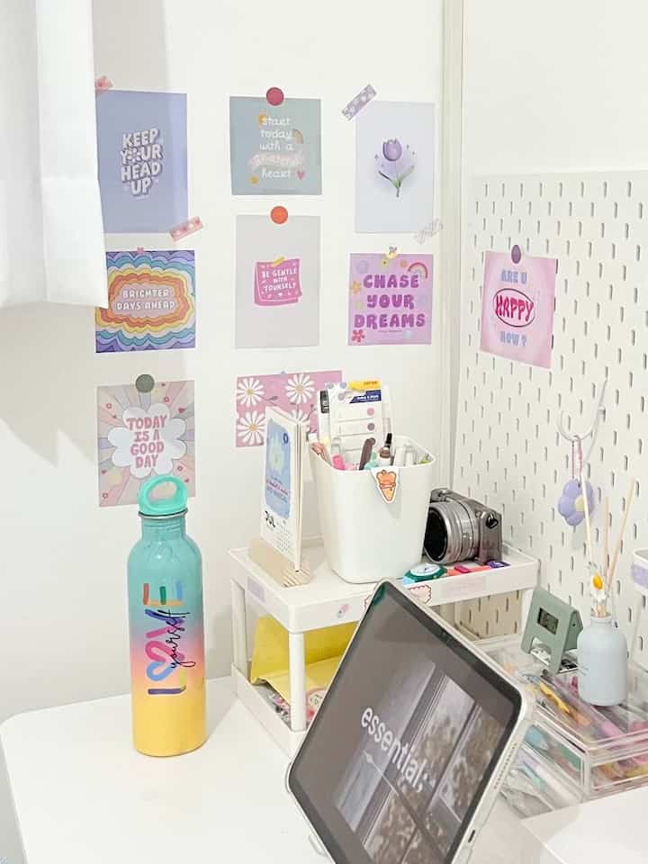 di proses dekorasi kamarku ini, aku emang concern ke barang aesthetic, dominan putih & ada sentuhan warna pastel. jadi meskipun banyak barang yang “lucu dan bagus” tapi harus aku pertimbangin dulu sama konsep kamar yg udah aku tetapin sejak awal buat rumahanind ini ◡̈

yang dulu awalnya banyak yg masih polos, tempat masih banyak yg kosong, dekor seadanya yang dipunya di kamar. dan, sekarang pelan-pelan udah keisi barang lucu, aesthetic & warna warni yg jelas ᡣ𐭩

enjoying the process buat jadiin kamarku ini tempat paling nyaman dan tujuanku buat pulang ࣪ ִֶָ☾.

#RoomDecor #RoomInspo #Kamar #InspirasiRuangan #InspirasiKamar #Room #BedroomIdeas #AestheticRoom #MakeoverKamar