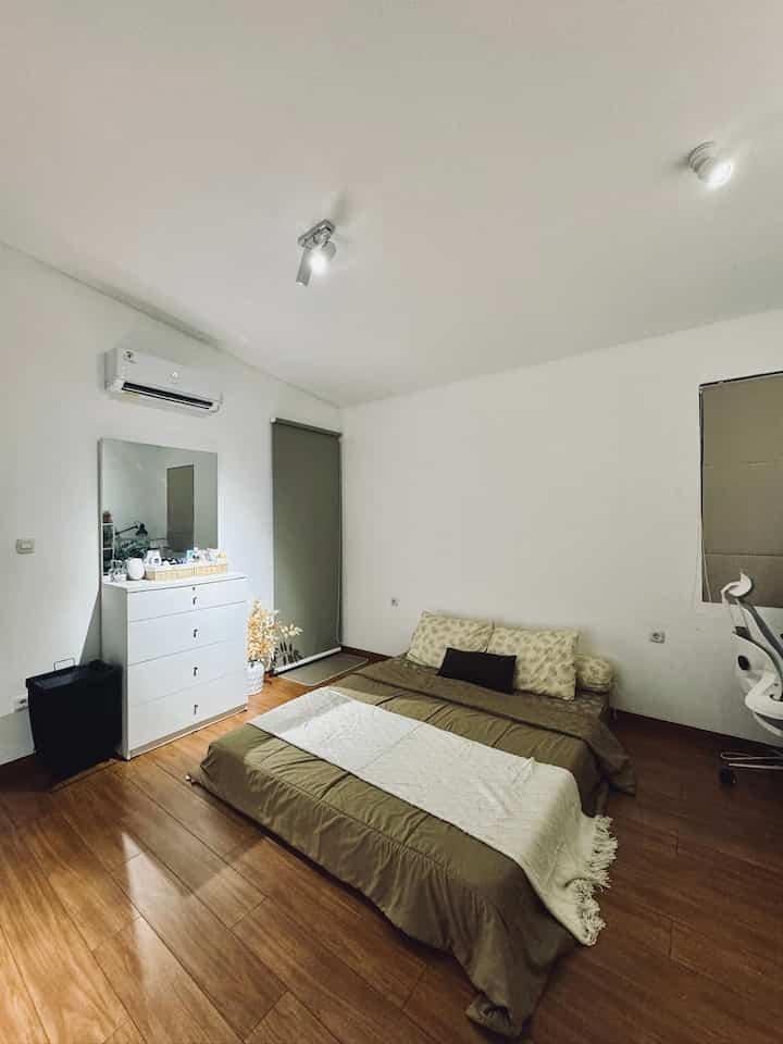 Night mode at master bedroom. Beginilah saat malam di kamar utama yang terletak di lantai mezzanine ini. Kami menggunakan lighting dengan lampu sorot yang hanya mengarah pada beberapa spot. Pencahayaan tetap maksimal dan memberikan kesan yang hangat.

#nightmode #masterbedroom #mezzanine #dekorasikamartidur #dekorasiminimalis #japandiindustrial #rumahminimlis #lighting