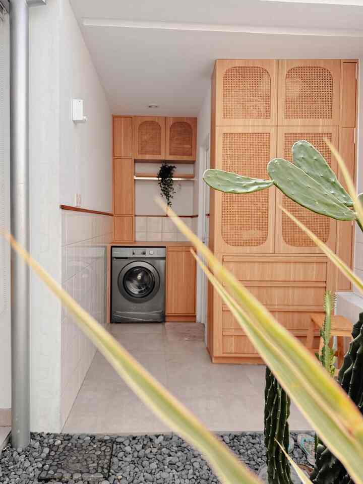 Ruangan sisa halaman belakang digunakan untuk area service yang terdiri dari kamar mandi, storage dan juga area laundry.
Konsep ruangan dibuat compact menyesuaikan dengan ukuran ruangan yang mungil.
Area storage digunakan untuk menyimpan perkakas dan sepatu sementara storage disekitar mesin cuci digunakan untuk penyimpanan perkakas laundry.

#servicearea #laundryroominspo #laundryroomdesign #laundryroomideas #laundryroomstyling #rumahminimalis #rumahcluster
