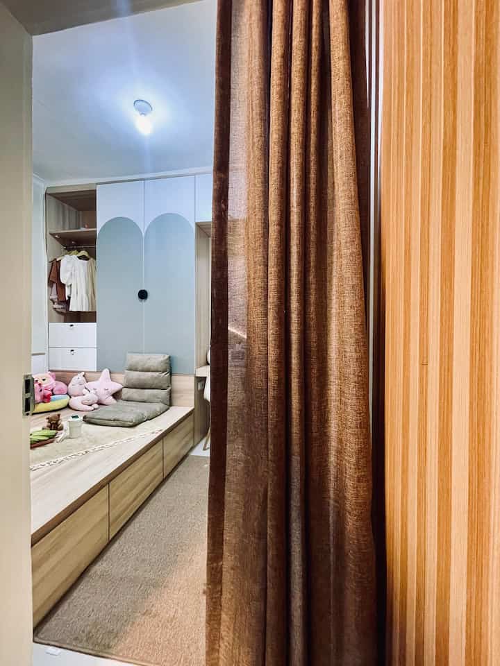 Serba-serbi kamar anak. Sebelum membuat kamar anak hal yang paling penting untuk dikedepankan adalah fungsi dan design. Dari segi kegunaan, kita harus memikirkan fungsi kamar mulai dari kamar yang utamanya sebagai tempat tidur, bisa untuk tempat bermain, tempat beribadah dan juga tempat belajar. Sedangkan untuk segi design, selain mengikuti warna/karakter favorit anak, orang tua juga perlu memikirkan design kamar yang bisa terus digunakan hingga anak dewasa. Dan pilihan kami adalah menggunakan design tatami bed untuk kamar anak. Karena memang kami berharap agar anak tetap nyaman di kamarnya hinngga dia dewasa dengan pemilihan warna-warna netral dan model dipan yang luas dengan banyak drawer-drawer di bawahnya. #DesignKamar #IdeKamarAnak #TatamiBed #JapandiBed #KamarMultiFungsi #LongLastingDesign 
