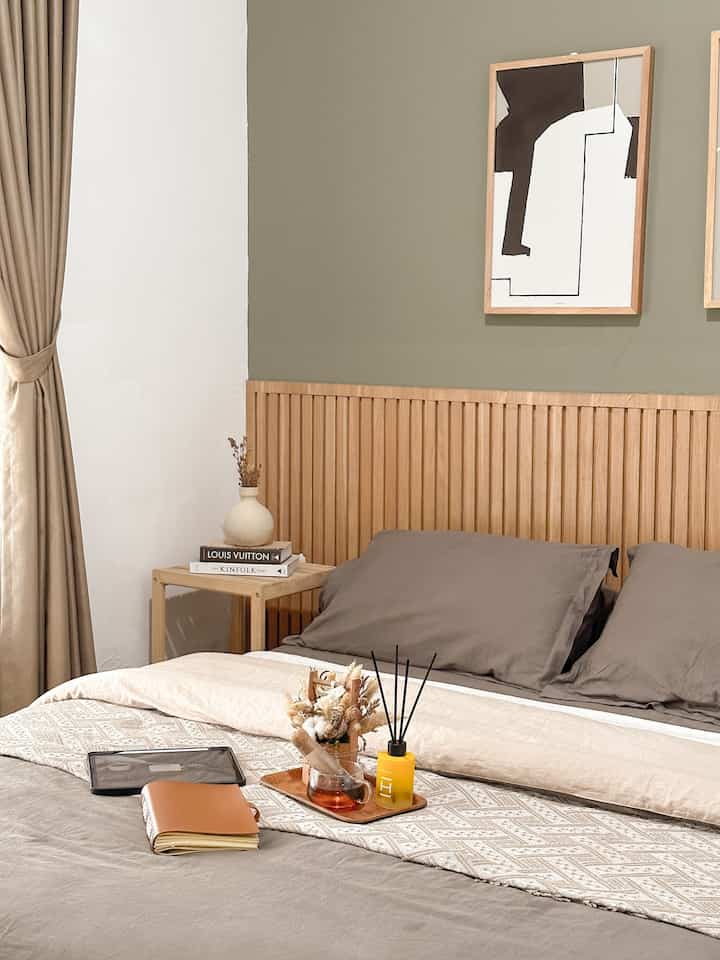 Menggunakan sprei dengan warna earthtone bikin ambience bedroom jadi lebih tenang. 
Yes or no ? 😊



#Bedroom
#Stylingbedroom
#Dekorasikamartidur
#kamartidur 
#JapandiBedroom
#BedroomStyle
#KamarAesthetic 