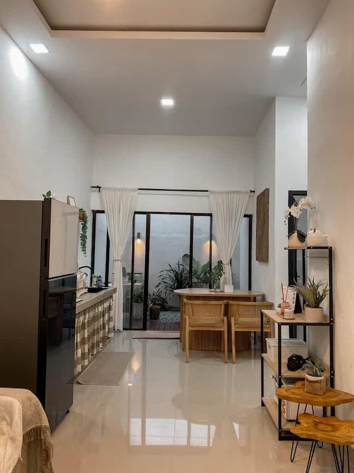 #SpillProductTag #4BendaWajibBeli #SpillLinkShopee #Divan #reeddiffuser #kulkas #Springbed

4 pembelian teratas saya di rumah ini guys. Tapi tidak semua produk baru 🫣 hanya ini produk yang tidak menyesal dibeli dan wajib dicek untuk dijadikan bahan pertimbangan entah cocok atau tidak.

Produk pertama, kulkas dua pintu merk Samsung. Saya baru saja membelinya. Dari segi merk sudah tidak perlu diragukan lagi kualitasnya. Dari segi desain, sumpah, kulkas ini cantik, tampilannya mewah sekali. Pintunya terbuat dari kaca. Lalu fiturnya juga canggih, ada Wi-Fi lagi (cuma belum tahu cara pakainya 🤣) juga ada kotak ungkepnya seperti itu. Jadi kamu bisa menyimpan makanan yang sudah jadi di kotak khusus ✨

Produk kedua adalah reed diffuser. Sekarang rasanya ada yang kurang kalau di rumah tidak ada wewangian. Saya biasanya menggunakan reed diffuser karena cepat habis. Kalau produk dari rumah manusia ini diklaim bisa bertahan hingga tiga bulan. Dan memang benar, ini sudah dua bulan dan saya masih sering menggunakannya. Anda harus mencobanya 🫰🏻

Produk kasur ketiga dari brand informa. Saya sudah setahun beli, pakai, dan rasanya kualitasnya bagus banget untuk harga segitu.

Produk ke 4 Divan. Jika Anda sedang mencari dipan untuk ruangan kecil. Cocok sekali karena terdapat laci untuk menyimpan pakaian. Desain terus dengan warna yang sama, sangat mendukung untuk ruangan kecil ✨

Ini 4 produk tumpahan favoritku, semoga membantu 🥰