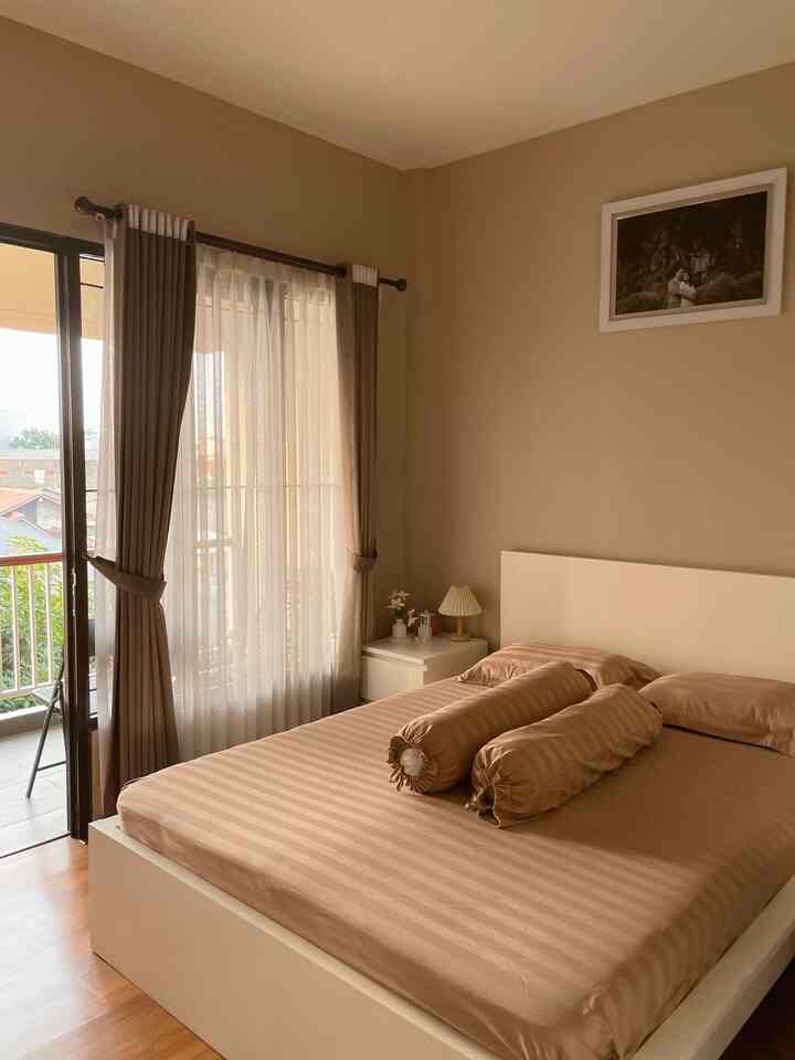 Best buy yang baru aku beli, yang menurutku mampu membuat tampilan dan vibes dirumahku semakin hidup dan cantik, antara lain:

- sprei di kamar tidur utama dengan warna coklat polos bermotif salur, bahannya adem bangett pastinya membuat kamar terasa lebih warm

- stora gantungan pakaian, yg saat ini aku fungsikan untuk gantungan tas dan topi terlihat lebih rapih

- wallpanel di lorong menuju kamar tidur mempermanis lorong sempit

- wallart di dinding bordes tangga yg membuat suasana rumah semakin hidup

#SpillProductTag
#4BendaWajibBeli
#SpillLinkShopee
#BestBuy
#DekorasiKamar
#DekorasiLorongSempit
#WallPanel
#WallArt
#MinimalisModern