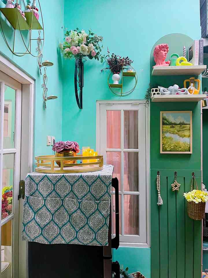Salah satu sudut dapurku yg penuh dengan walldecor dinding. Ada sisa dinding yg masih polos sy dekor dengan menggunakan sedikit wallbaten dan ambalan dan diambalan sengaja sy letakan beberapa printilan agar lebih cantik dan dipojokan ini adalah tempat kulkas dan galon agar tidak kosong sy sengaja custom walldecor dinding berbentuk sepeda agar lebih vintage agar terlihat cantik sy tambahkan beberpa bunga arttificial.

#dapur 
#dapurcantik
#americanclassic
#pojokanrumah
#pojokandapur
#eclectic
#sudutrumah
#sudutdapur