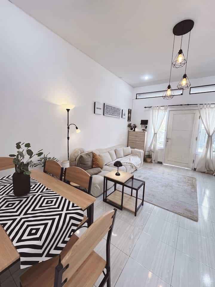 🌿 4 Best Purchase yang Mengubah Suasana Ruangan :
1. Meja Makan
Bulan ini memutuskan untuk mengubah suasana living room dengan menambahkan meja makan. 
Sebelumnya area dining ini adalah working space, tapi karena sepertinya kami membutuhkan area makan tambahan akhirnya mencari meja makan. Kebetulan menemukan meja makan dengan desain yang serasi dengan furniture tambahan. Spesialnya lagi, meja makan ini panjangnya bisa disesuaikan sehingga jika butuh area tambahan bisa dikondisikan. 
2. Lampu Dekorasi Hitam
Akhirnya punya lampu jamur hits, setelah galau dengan pilihan warnanya akhirnya kembali memutuskan membeli warna hitam agar serasi dengan lampu jamur kecil yang sudah kami beli sebelumnya. 
3. Rumah Kucing
Demi majikan bisa bobok dengan slay ✌🏻
4. Rak Dinding Ikea
Area atas rak sepatu sekarang jadi lebih fungsional setelah menambahkan ambalan dinding IKEA yang kami dapatkan saat diskon. Karena ada kaitannya, kami jadikan tempat kunci. 

Setelah melakukan berbagai perubahan kecil diatas, ruang tamu kami jadi lebih fungsional. 

#SpillProductTag #4BendaWajibBeli #SpillLinkShopee #livingroom #diningroom #japandixindustrial #dekorasiruangtamu #dekorasilivingroom
