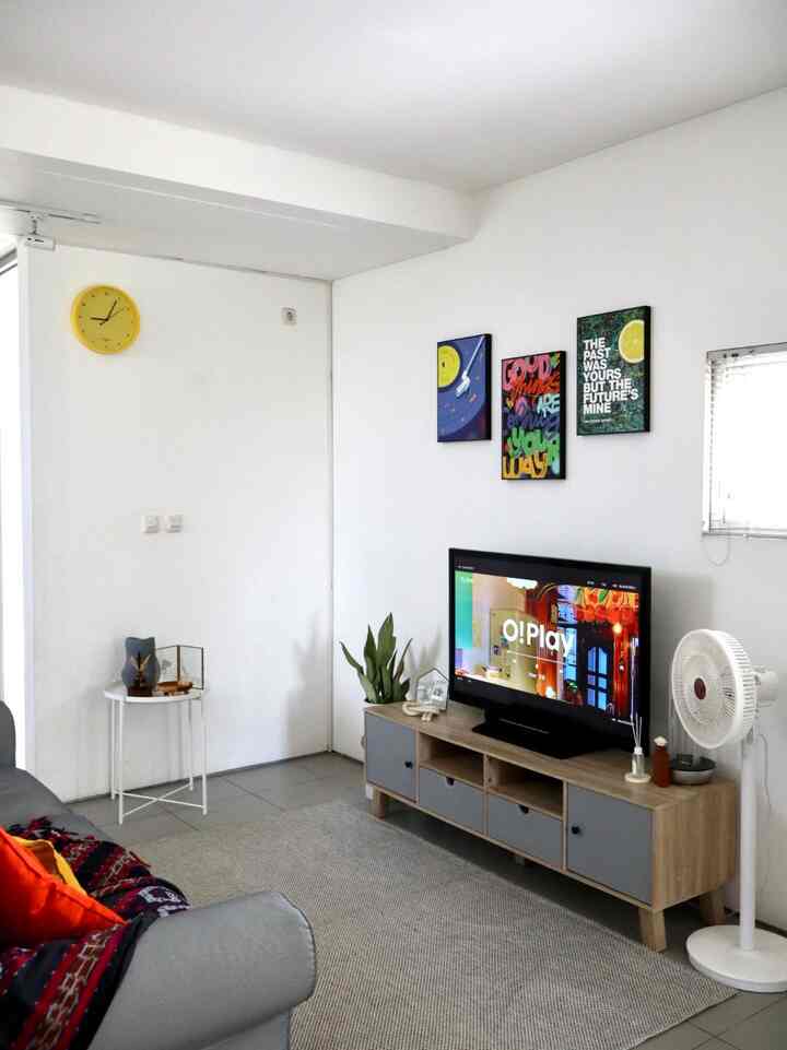 Area living room yang selalu menjadi titik berkumpul setiap hari nya selain area kamar. 

#livingroom
#rumahdengananak-anak
#inspirasirumah
#karpetabu
#rumahmodern 