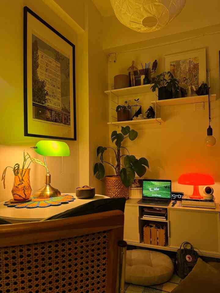 Mau spill top 4 fav di selasar apt,
Yg pertama tentunya lampu, kedua lampu lagi dan lampu lagi 😅 iyah memang sesuka itu sama lampu, karena bisa membangun mood pd ruangan, apalagi klo dalam satu ruangan terdapat beberapa titik lampu yg warm, bikin ruangan relax dan syahdu ☺️,
Oh iya selain lampu, meja bulat juga best purchase/fav di ruangan ini. Alasannya bentuk bulat tidak terlalu memakan ruangan cocok untuk diruang terbatas.
.
.
.
#SpillProductTag #4BendaWajibBeli #SpillLinkShopee #selasarapt
#nightvibes
#slowliving
#roomdecor
#dekorapartemen
