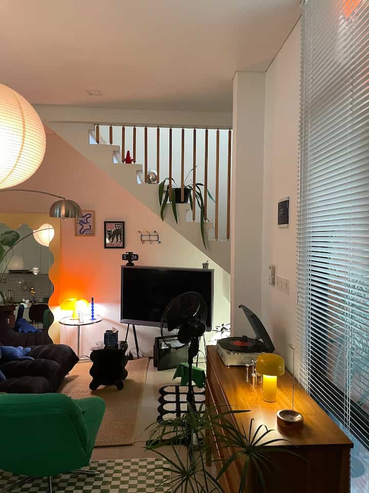 ミッドセンチュリーのリビングルームで、居心地の良い刺激的な雰囲気を演出するムード照明で高められた夜の暖かい雰囲気を楽しみます。✨🌙

#MidCenturyModern
#CozyNights
#HomeDecor
#LivingRoomVibes
#WarmAmbiance
#MoodLighting
#LivingRoom
