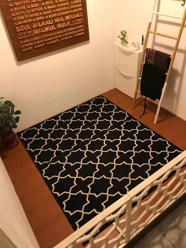 Musholla ini bertahun-tahun ga berubah, yang digonta ganti cuma tanamannya aja. Karpetnya cuci, kering, pasang lagi. Seharusnya dekorasi di musholla seminimalis mungkin ga sih? Supaya lebih fokus buat ibadah aja. Tapi balik lagi ke selera masing-masing ya, kalo aku cuma biar ga banyak distraksi aja.

#midcenturymodern #prayingroom #musholla #ikea #ikeahome #indoorplants #nightvibes