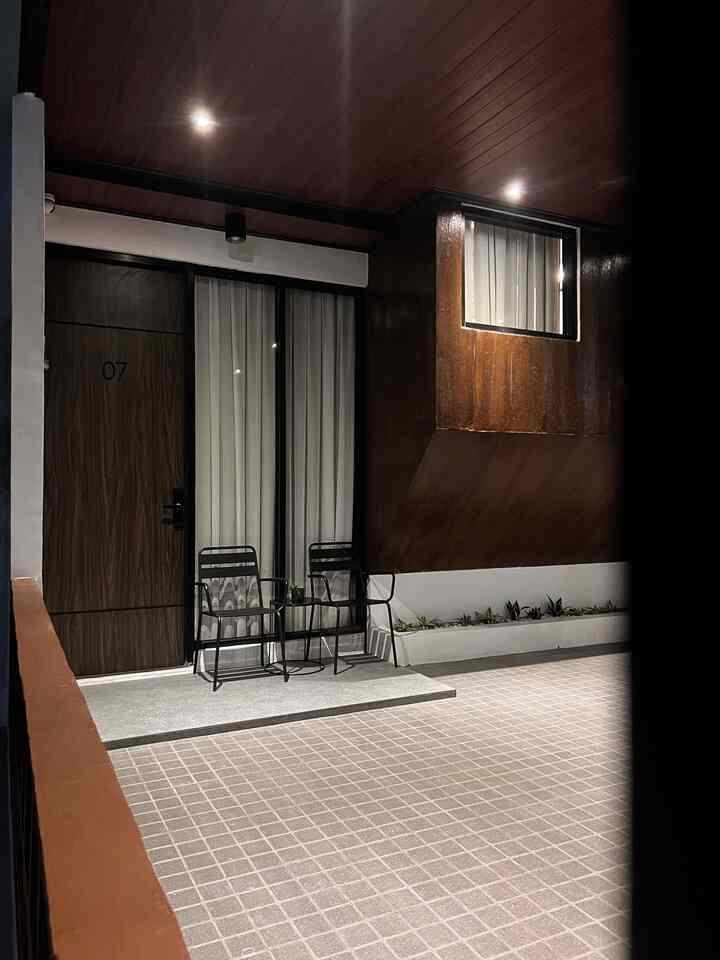 Facade Night Mode ✨

Weekend ini pergi berlibur kemana nih tetangga? Kebetulan aku lagi ga kemana2, jadi ngabisin waktu santai aja di teras sambil nyeduh cokelat panas. Suasana makin syahdu dengan sentuhan lampu berwarna warm yang kami pilih di area carport untuk menambah kesan dekat dan hangat saat mengobrol bareng anggota keluarga. 
Happy weekend ya ✨

#BruwnHouse
#RumahIndustrial
#RumahMungil
#IndustrialHouse
#HomeInspo
#InspiringHome
#HomeDecor



