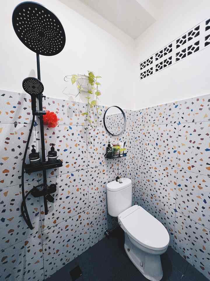 Halo Tetangga Kimkim 👋🏻

Ini adalah satu-satunya  kamar mandi. Ukurannya mini sekitar 2x1 m2

Untuk dindingnya menggunakan keramik motif terazzo. Lantainya menggunakan keramik batu alam. 

Walaupun kecil, kamar mandi ini sudah dilengkapi oleh water heater.

Saya kasih tamanan hias, agar terkesan dekat dengan alam.

#InspirasiKamarMandi
#KamarMandiMini
#KamarMandiKecil
#BathRoomDesign
