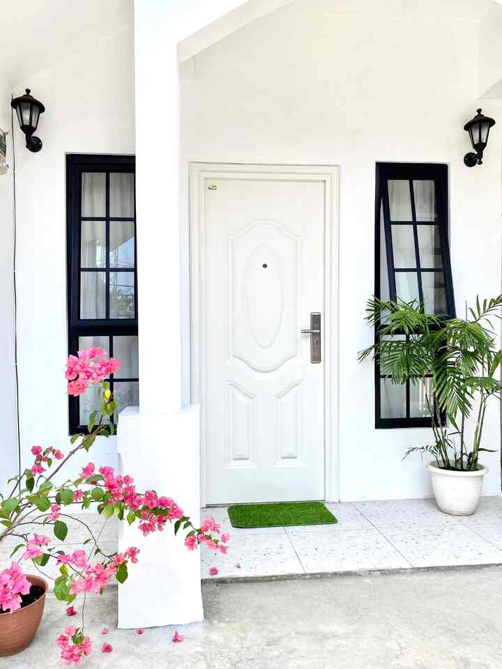 Facade journey ☁️✨🩵

[slide 1-3] facade sesudah renovasi
[slide 4-5] facade sebelum renovasi

#facade #whitefacade #facadeideas #inspirasifasadrumah #fasadputih #fasadrumahlama