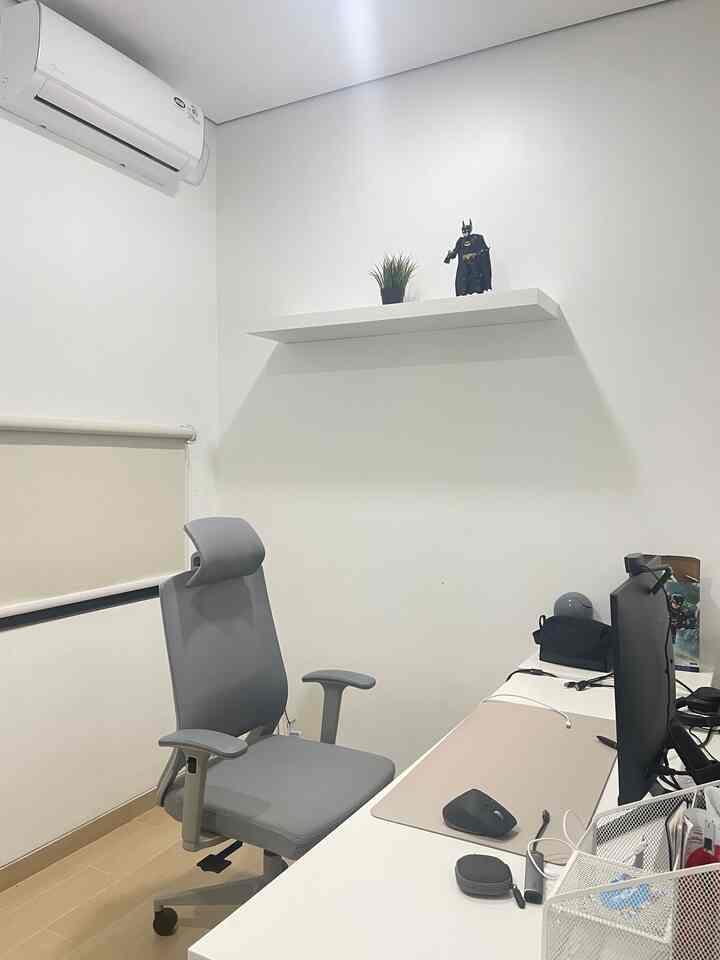 Ruang Kerja WFH
Ini dia beberapa printilan di ruang kerja suami yang sangat rekomen untuk dimiliki

#ruangkerja #inspirasiruangkerja #ikea #kursikerja #inspirasirumah #simpel #kerjasamaIKEA #rak 