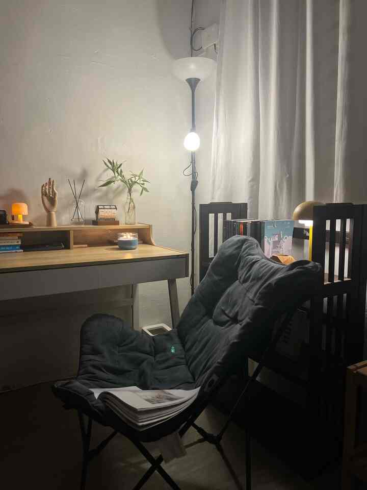 Area kerja sekaligus menjadi area baca. Walaupun terlihat remang namun lampu yang digunakan adalah lampu lantai baca yang cukup terang, sehingga walaupun suasana hangat namun ketika membaca tetap terang

#HomeOffice #WorkStation #AreaMembaca #SudutMembaca #AreaKerjaDiRumah