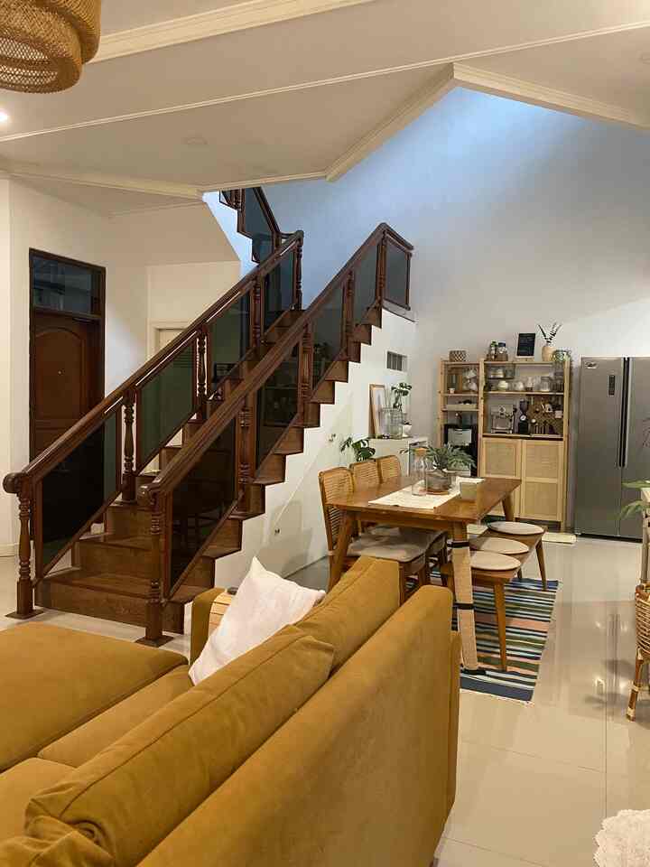 Ada ga si disini yg suka bosenan sama letak furniture nya? Tp tidak ada daya dan upaya untuk geser2  posisi 😆

#diningroom
#livingroom
#furniturekayu
#klasik 
#rumahjadul